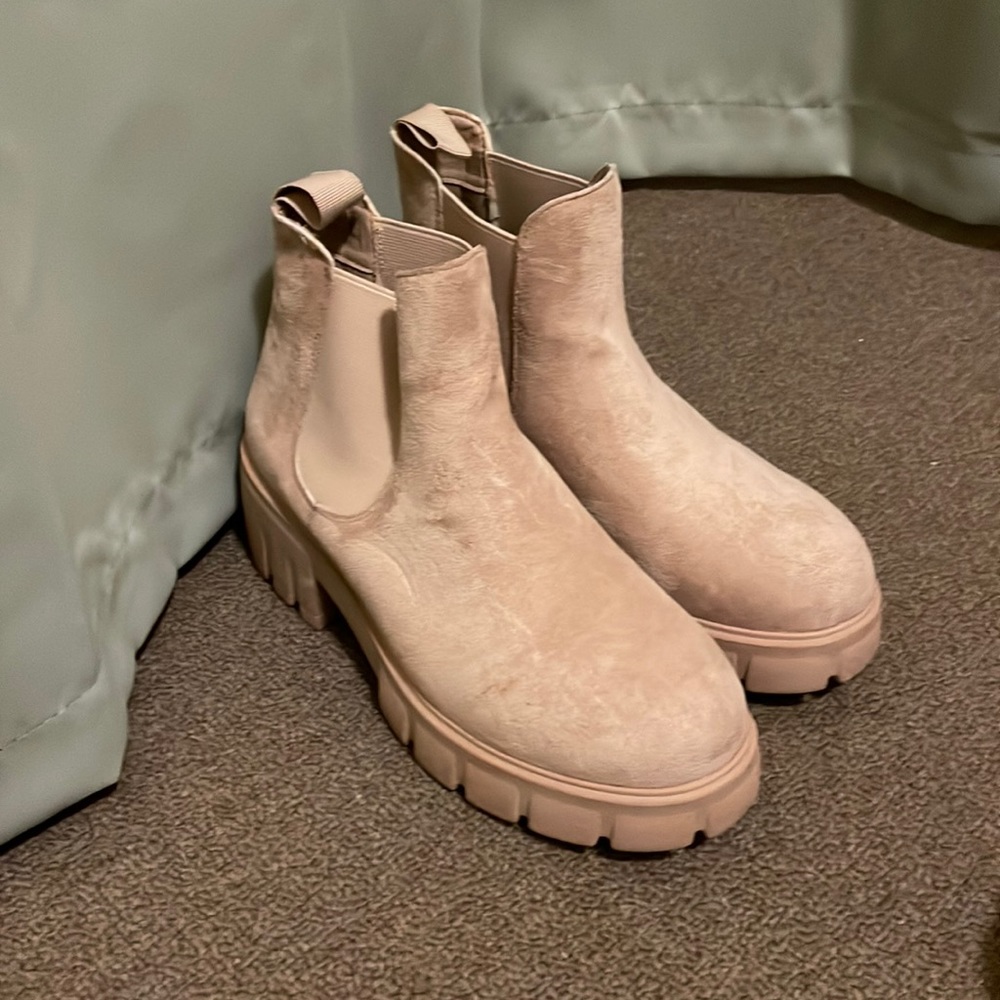 CUSHIONAIRE Chelsea Slip-On Boots